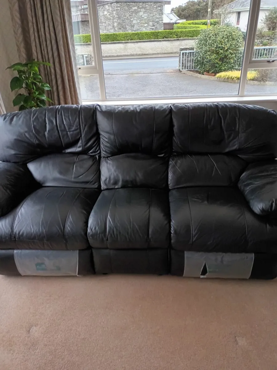 Leather sofa 3 seater and 2 seater - Image 3