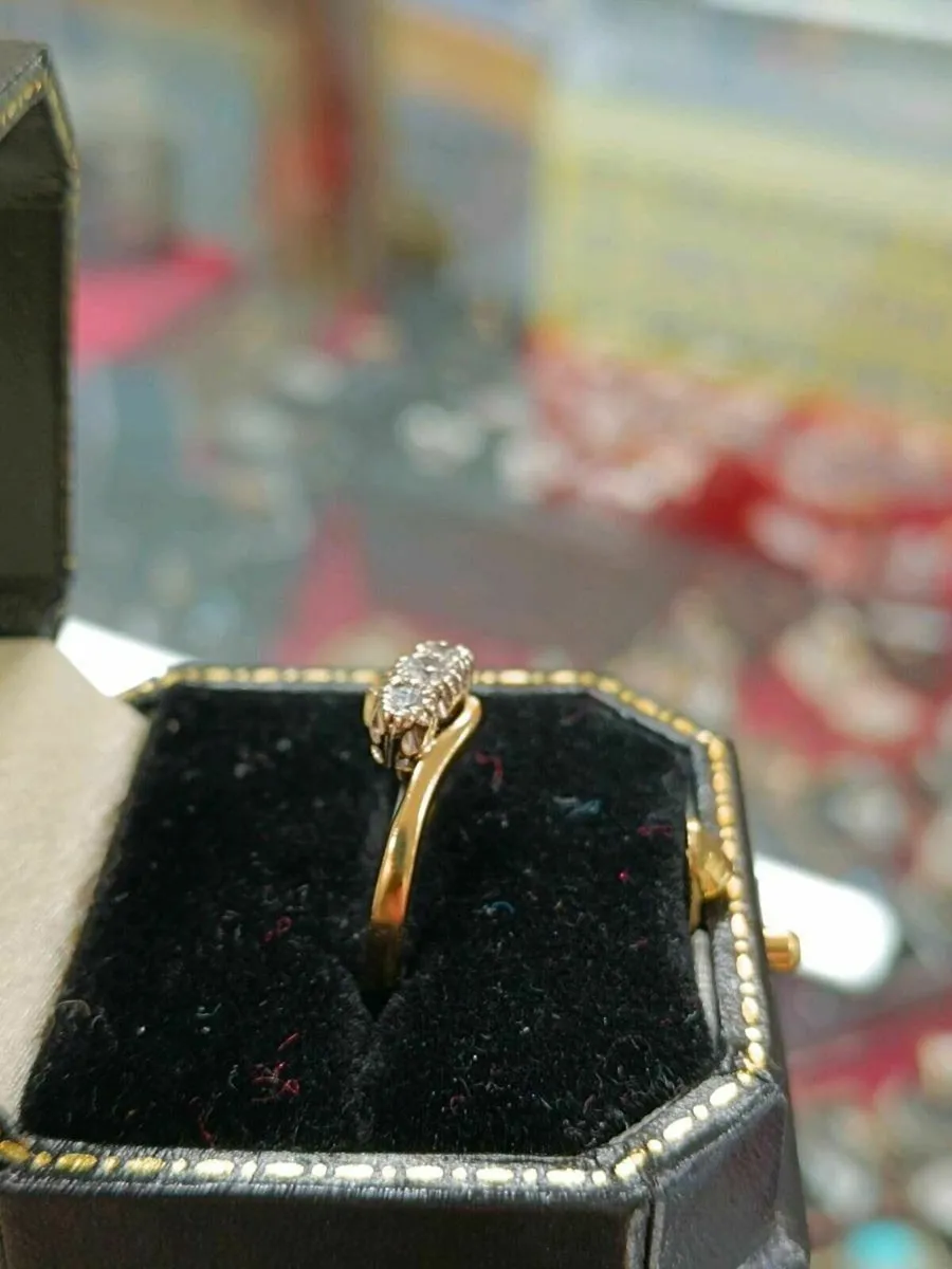 18k Yellow Gold 3 Stones Vintage Diamond Ring - Image 3