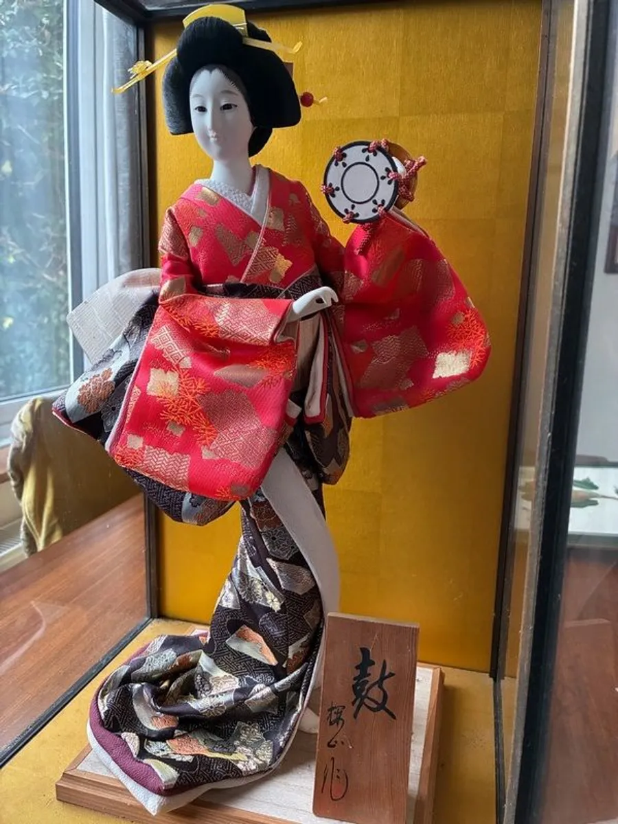 japanese figure in glass case - Image 2