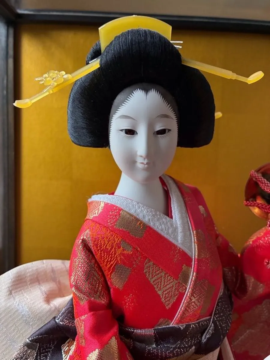 japanese figure in glass case - Image 3