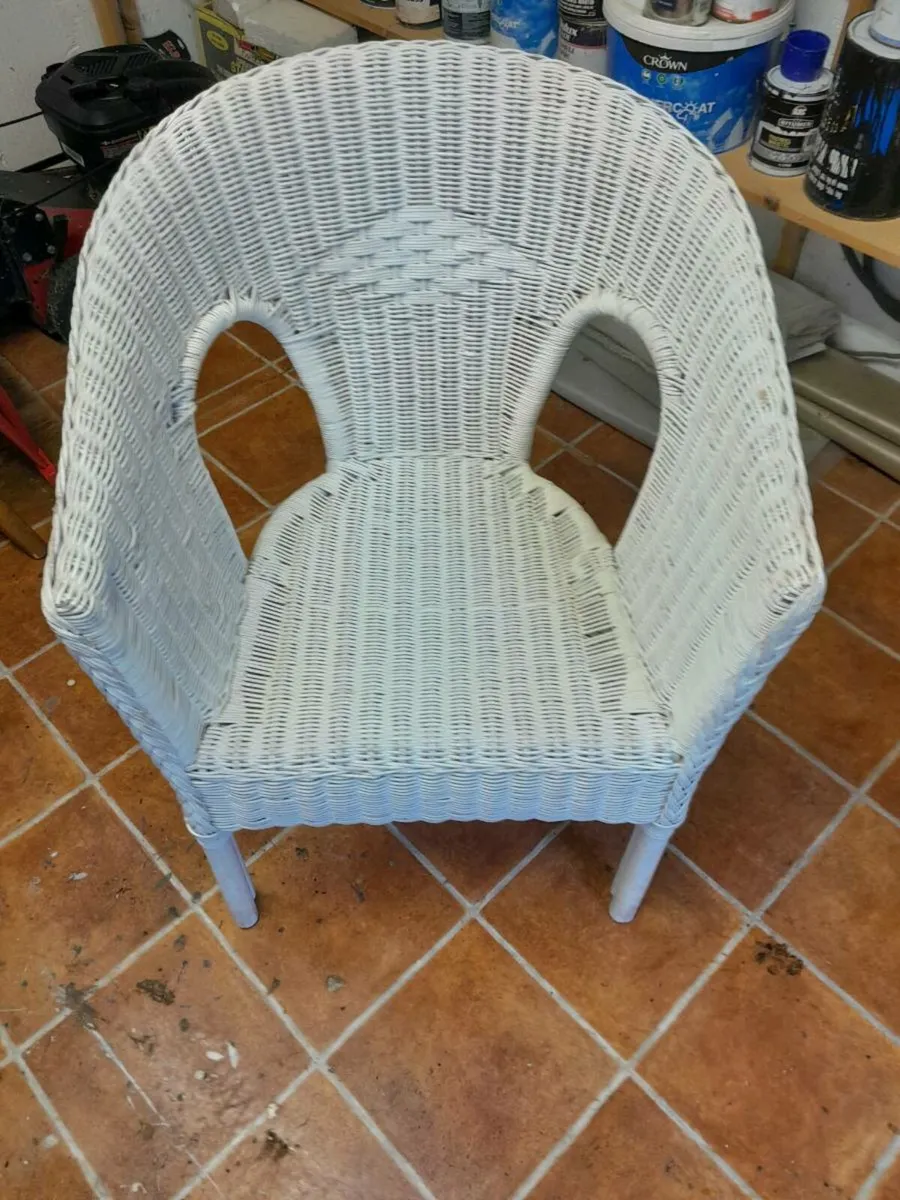 White wicker chair - Image 2