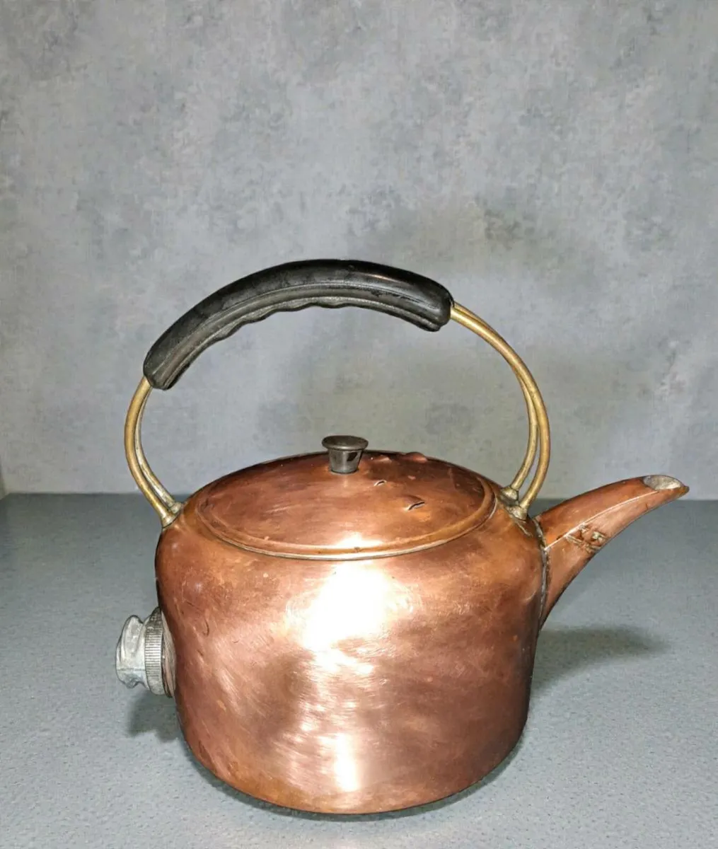Massive copper kettle with bakelite handle - Image 1