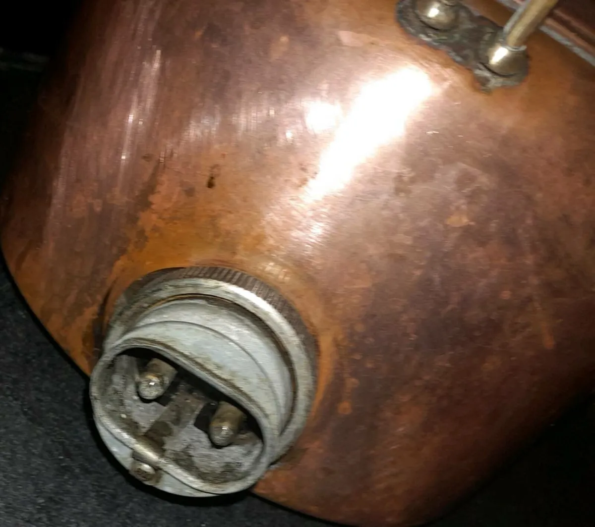 Massive copper kettle with bakelite handle - Image 3