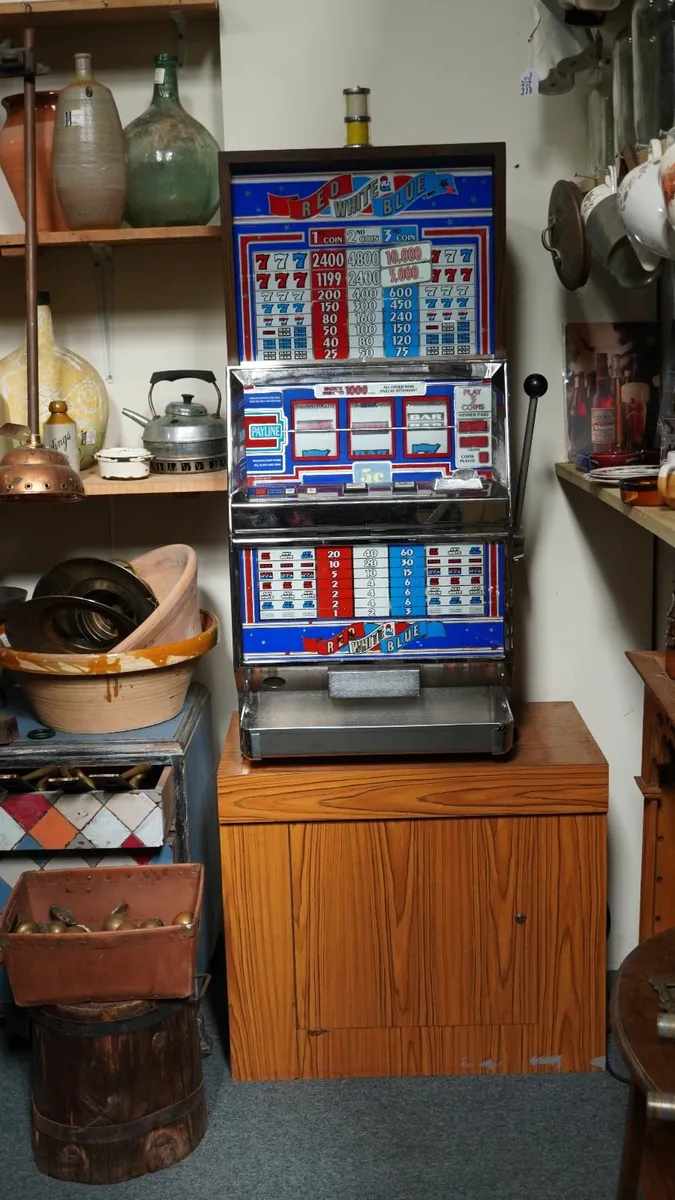 Vintage Slot Machine - Image 1