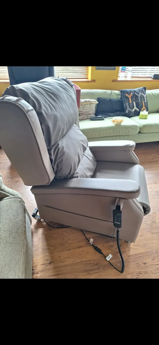 Top quality electric riser recliner armchair - Image 2