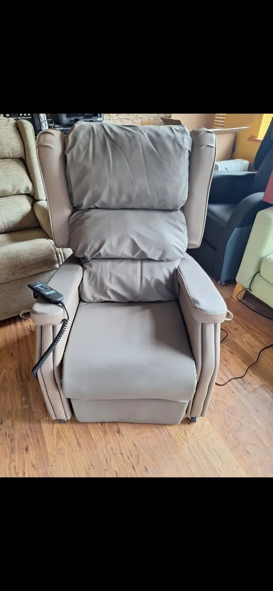 Top quality electric riser recliner armchair - Image 3