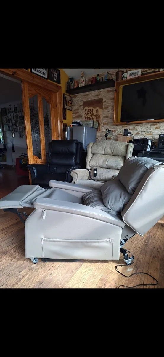 Top quality electric riser recliner armchair - Image 4