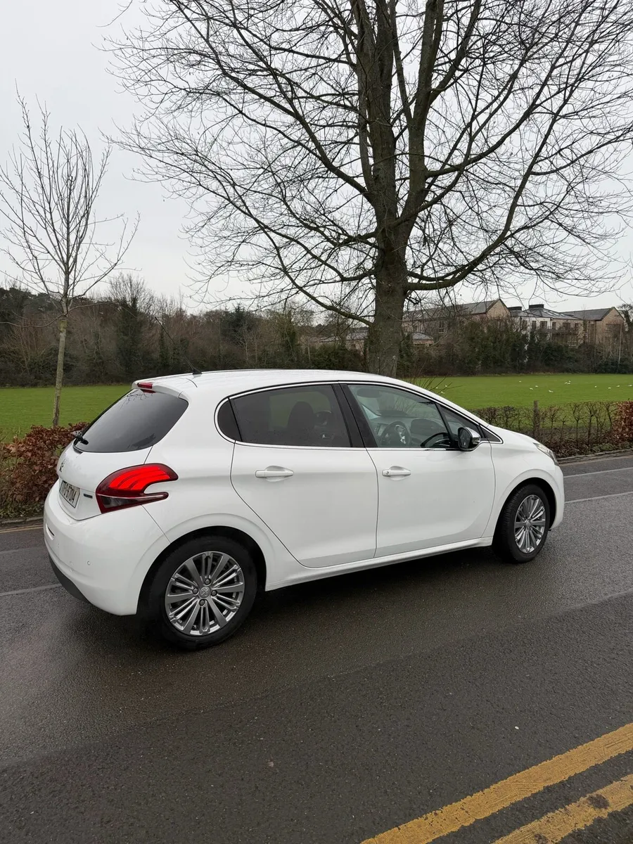 Peugeot 208 - Image 2