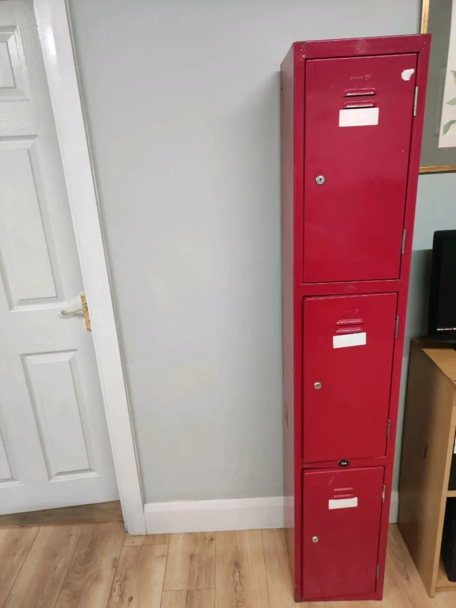 Red 3 tier locker - Image 1