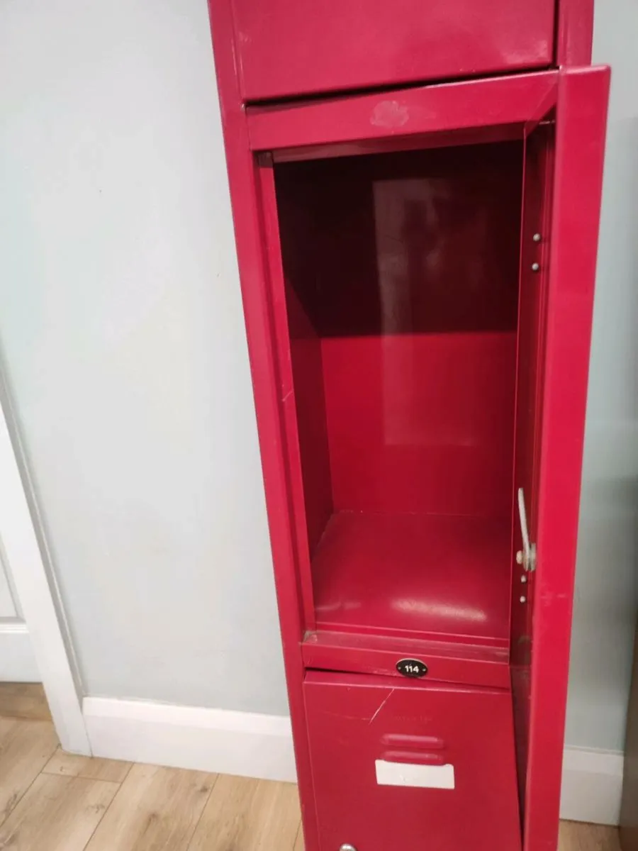 Red 3 tier locker - Image 2