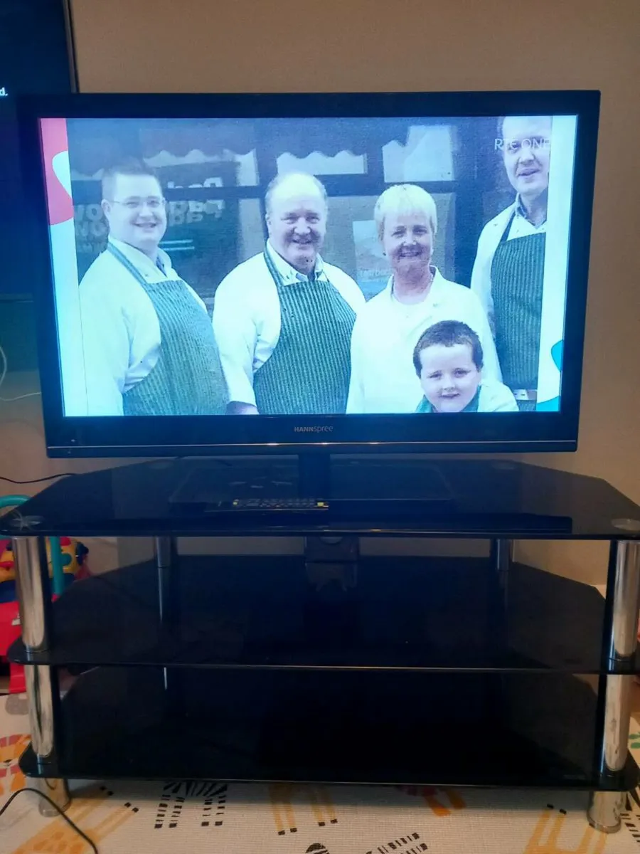 40 inch hannspree Lcd tv with tablestand