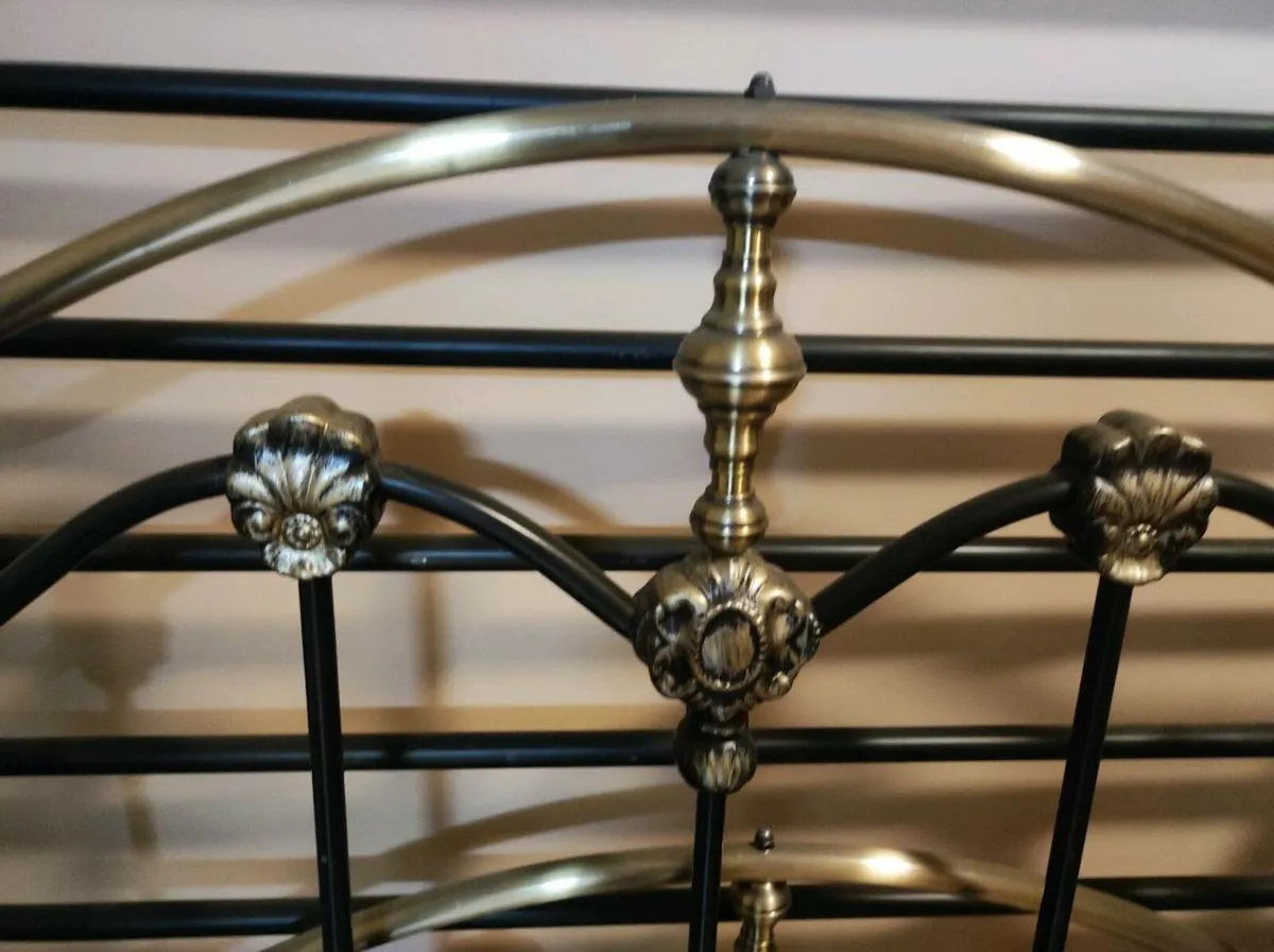 Double bed - Image 1