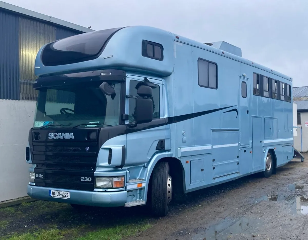 5 horse truck ,  sleeps 6 - Image 1