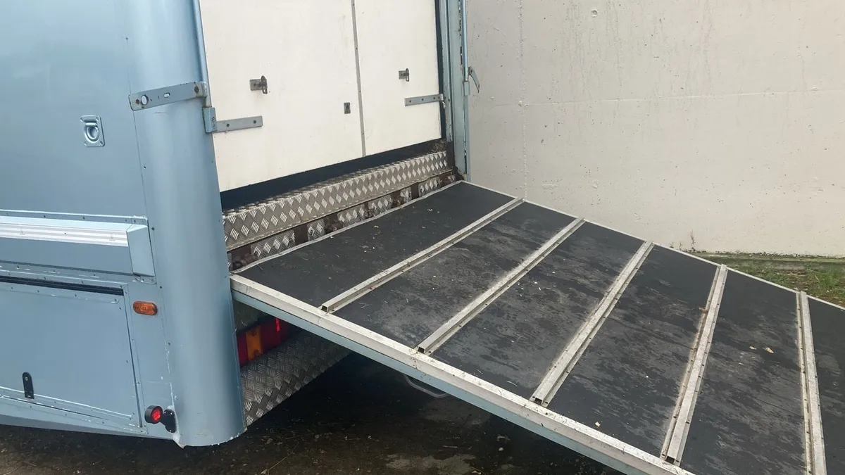 5 horse truck ,  sleeps 6 - Image 3