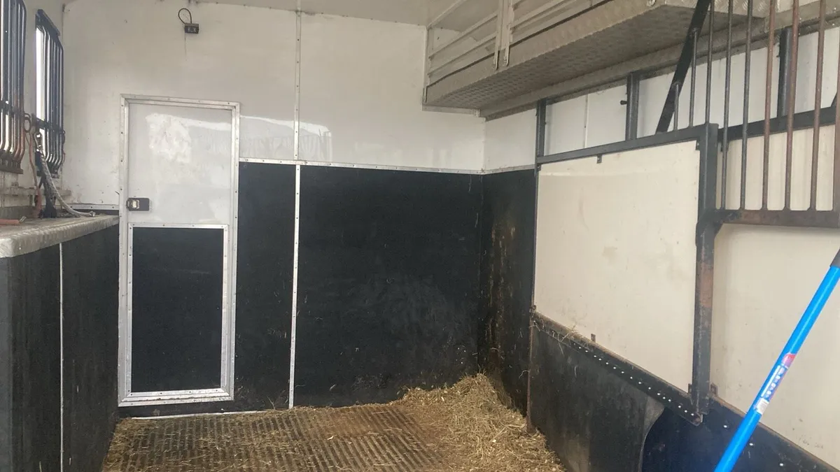 5 horse truck ,  sleeps 6 - Image 4