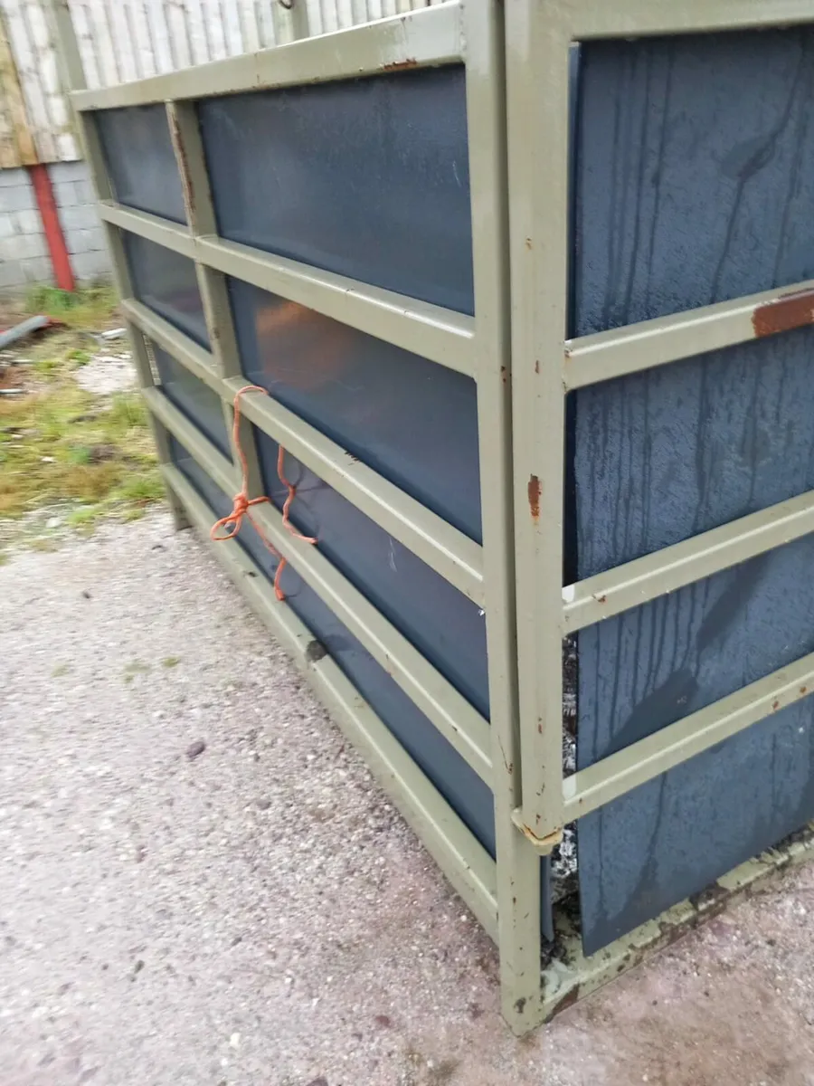 Weighing scales and crate - Image 1