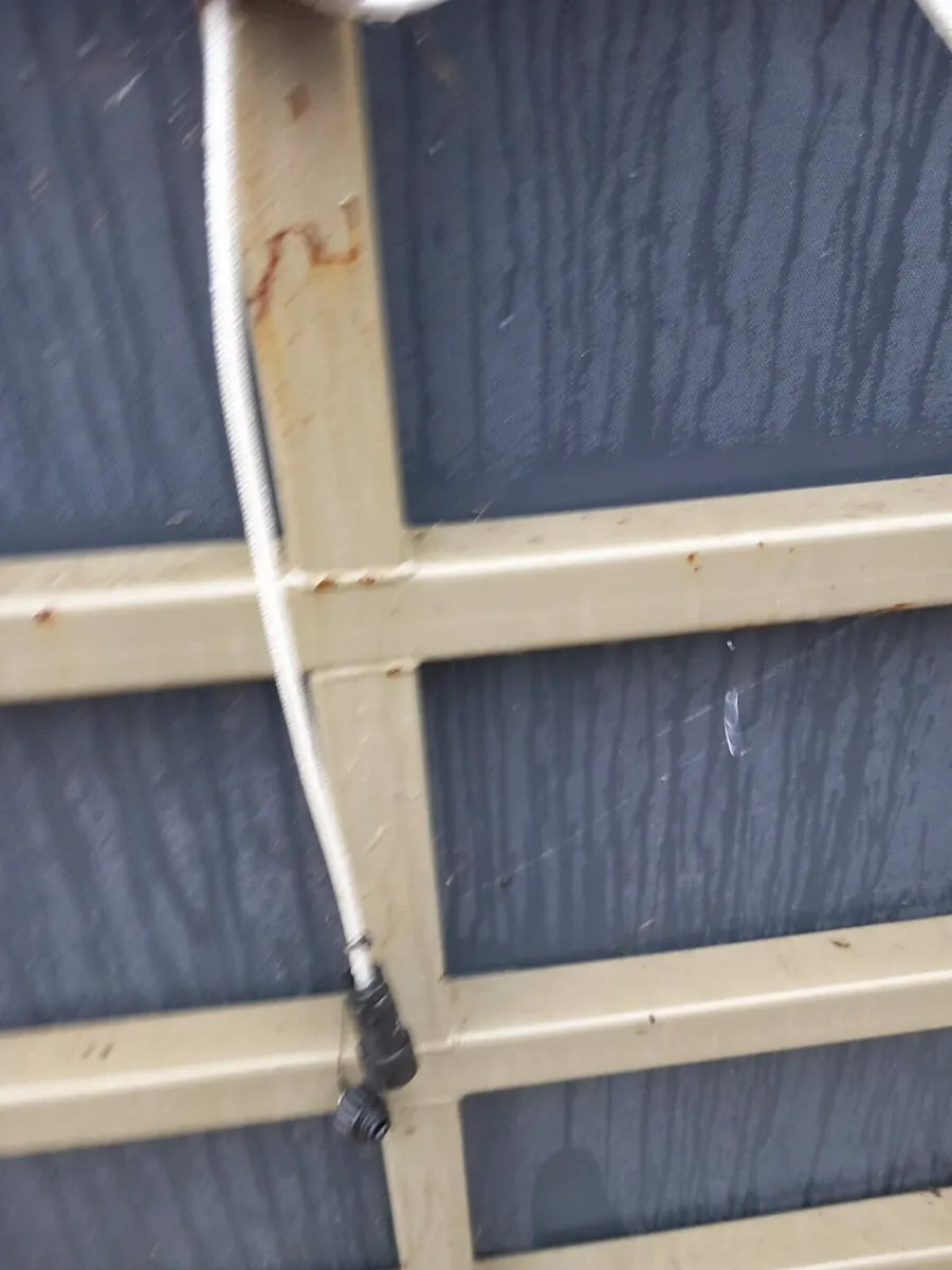 Weighing scales and crate - Image 4