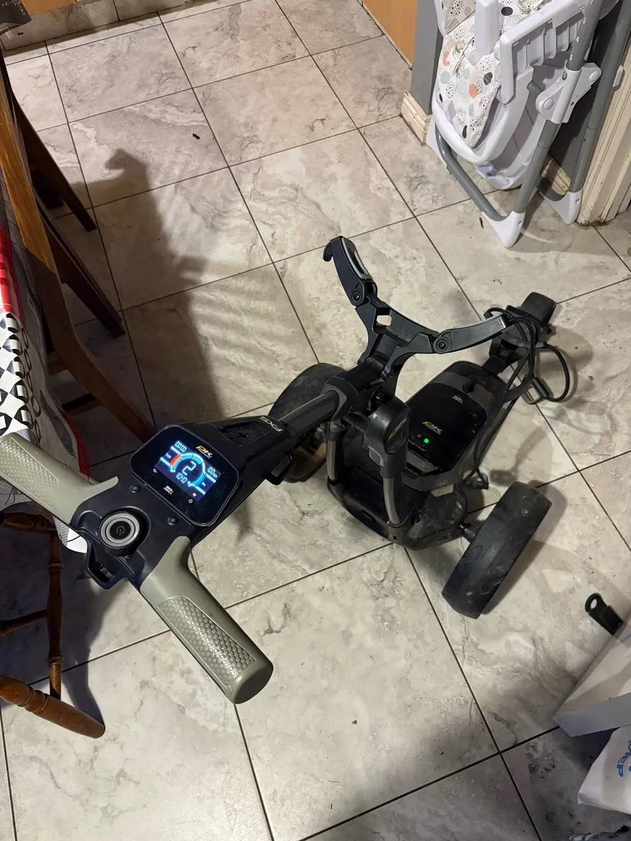 Powakaddy FX5 electric trolley - Image 1