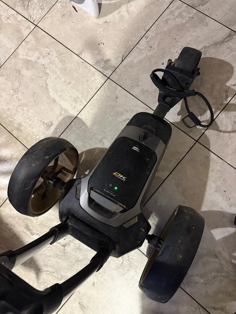 Powakaddy FX5 electric trolley - Image 2