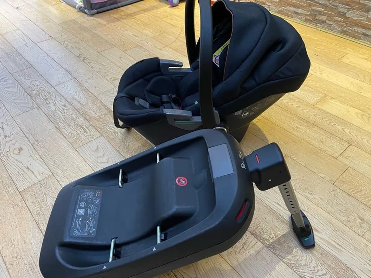 Silver Cross Car seat and Isofix base - Image 2