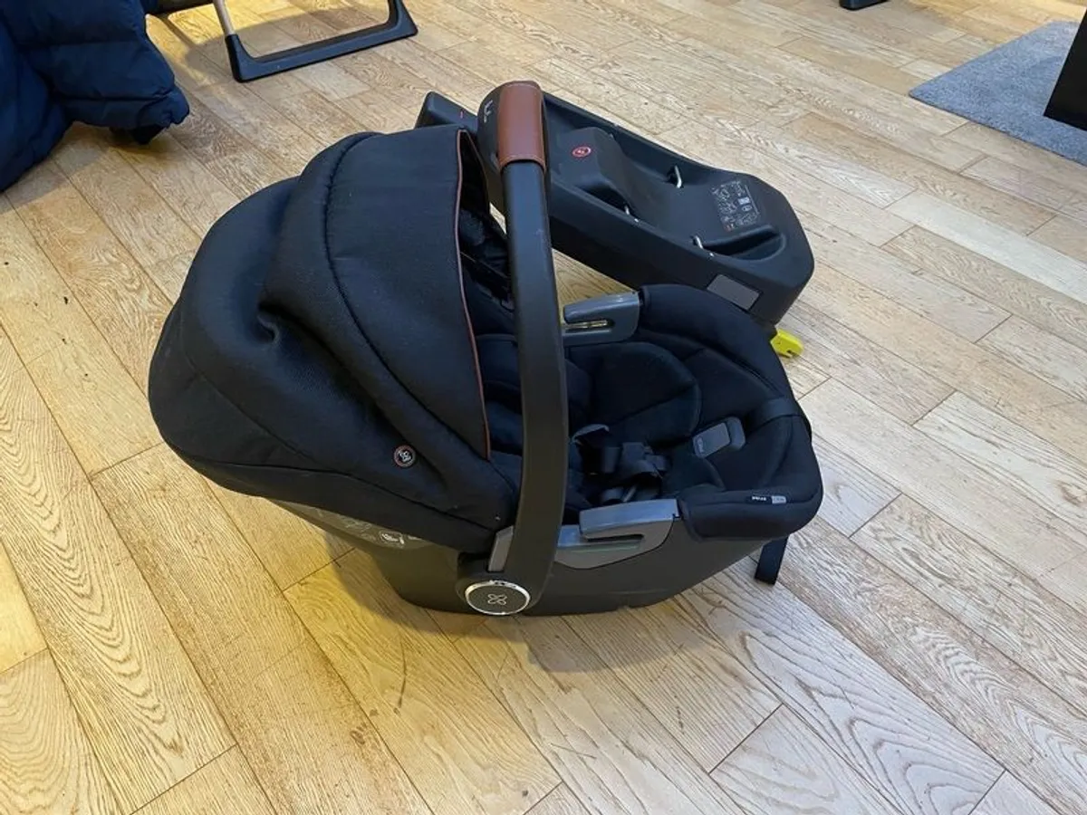 Silver Cross Car seat and Isofix base - Image 3