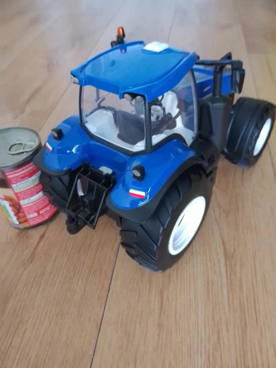 MAISTO NEW HOLLAND T8-320 TRACTOR. 1/16 SCALE. - Image 2