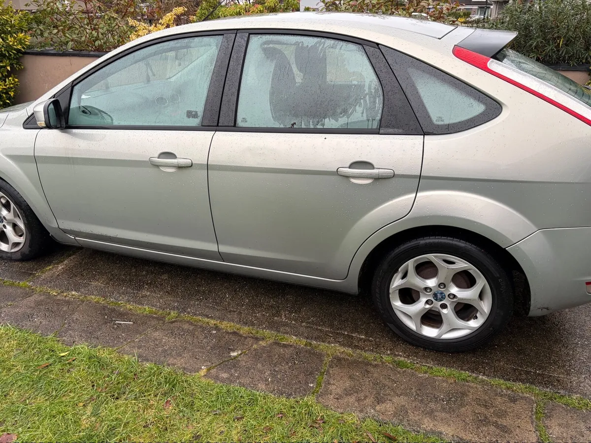 Ford Focus 2010 - Image 2