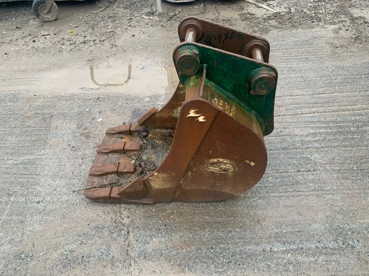 2FT Digger Bucket – 45mm Pins | 320mm Centres - Image 4