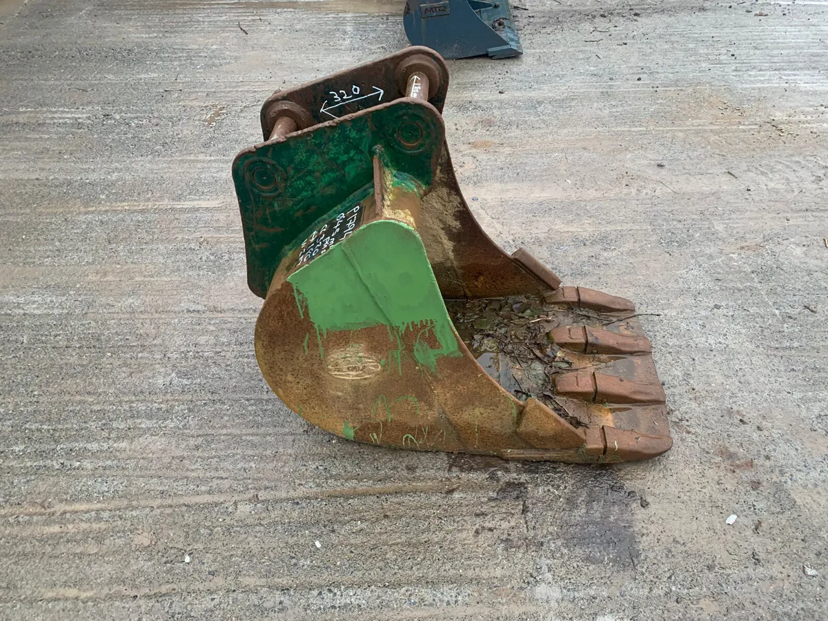 2FT Digger Bucket – 45mm Pins | 320mm Centres - Image 3