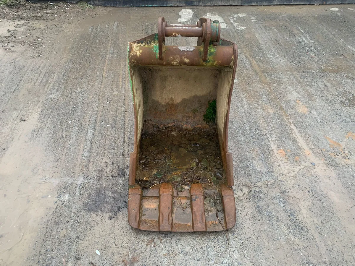 2FT Digger Bucket – 45mm Pins | 320mm Centres - Image 2