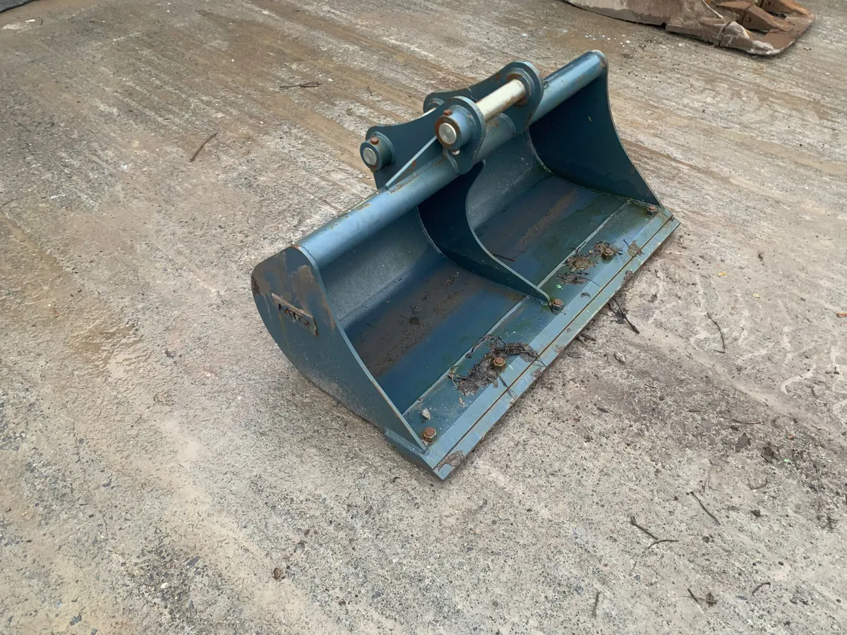 4FT Digger Bucket – 50mm Pins | 320mm Centres - Image 1