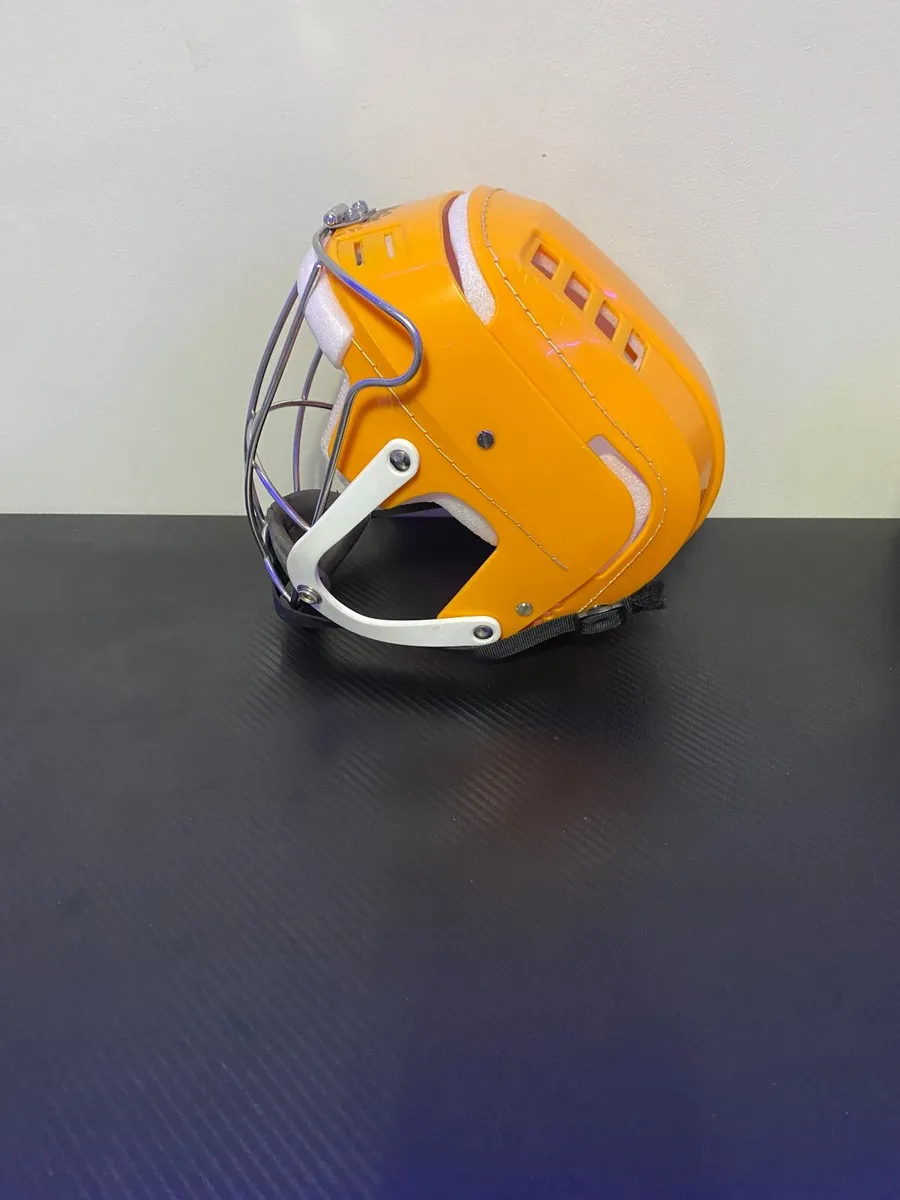 Hurling helmet - Image 3