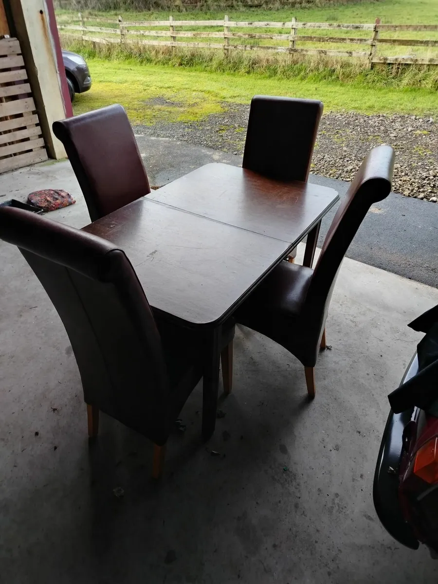 Table and 4 chairs - Image 1