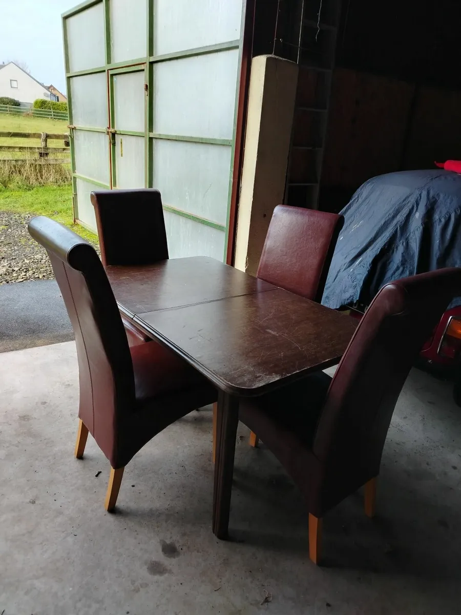 Table and 4 chairs - Image 2