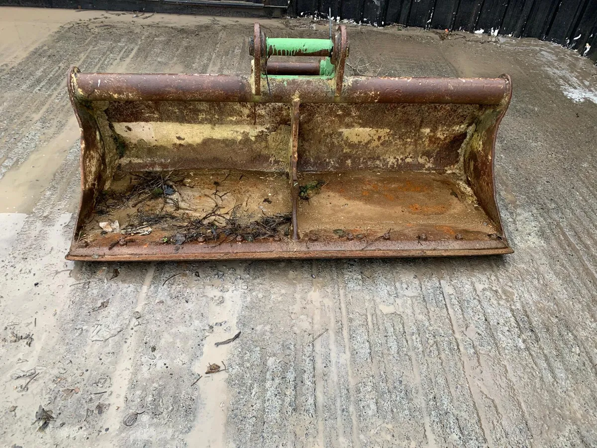 6FT Digger Bucket –65mm Pins | 420mm Centres - Image 2