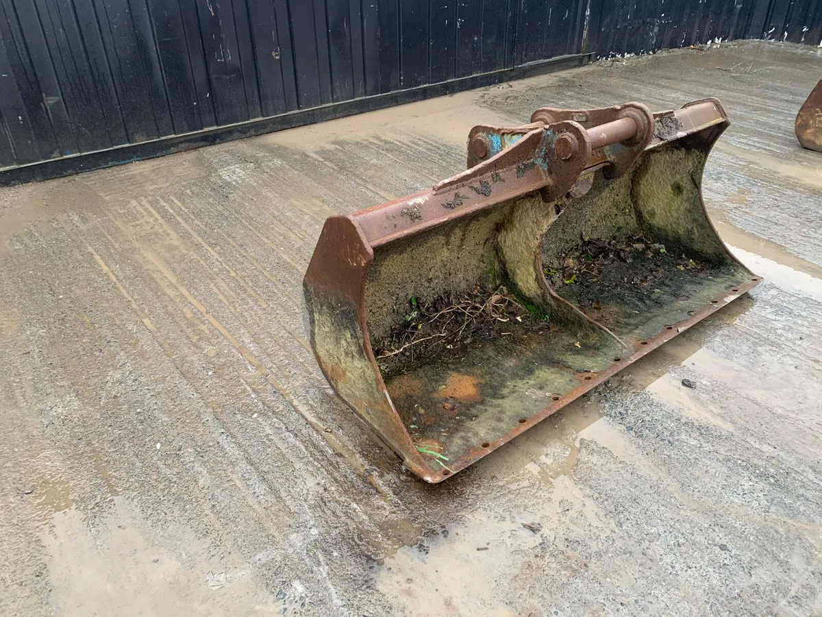 6FT Digger Bucket –65mm Pins | 320mm Centres - Image 1