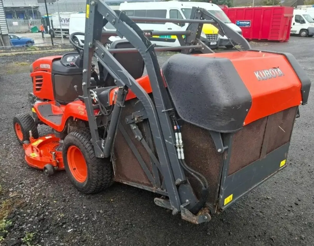 Kubota high tip ride on mower lawnmower 400 hours - Image 3