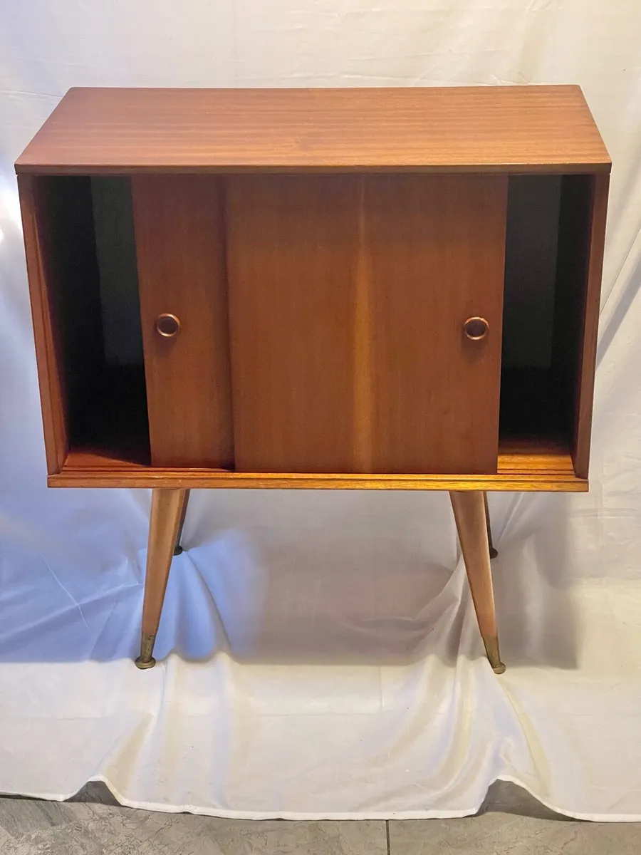 Mid century vinyl hut - Image 1