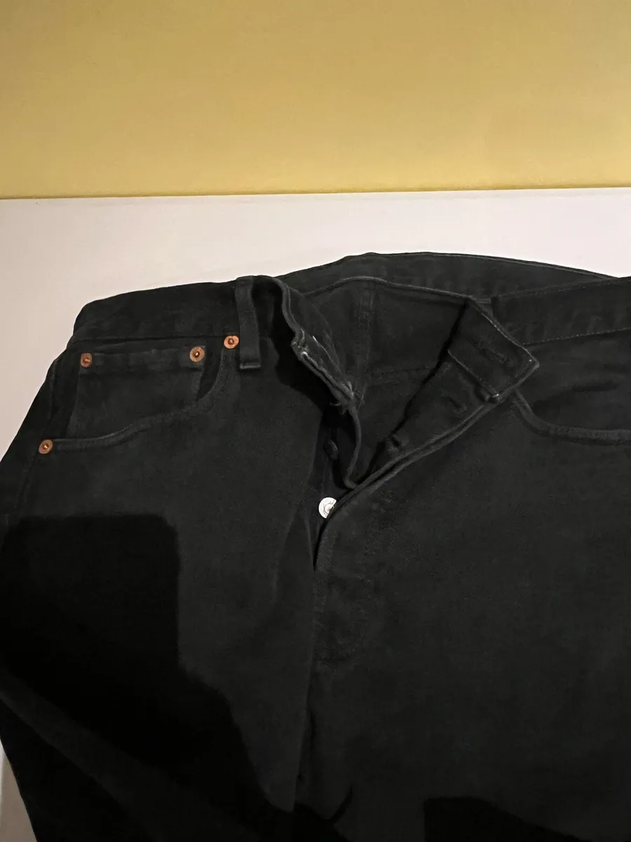 Levi 501. Men’s. Black. 34x32. Button. - Image 3