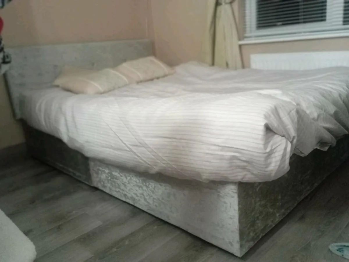 4ft double crushed velvet bed - Image 2
