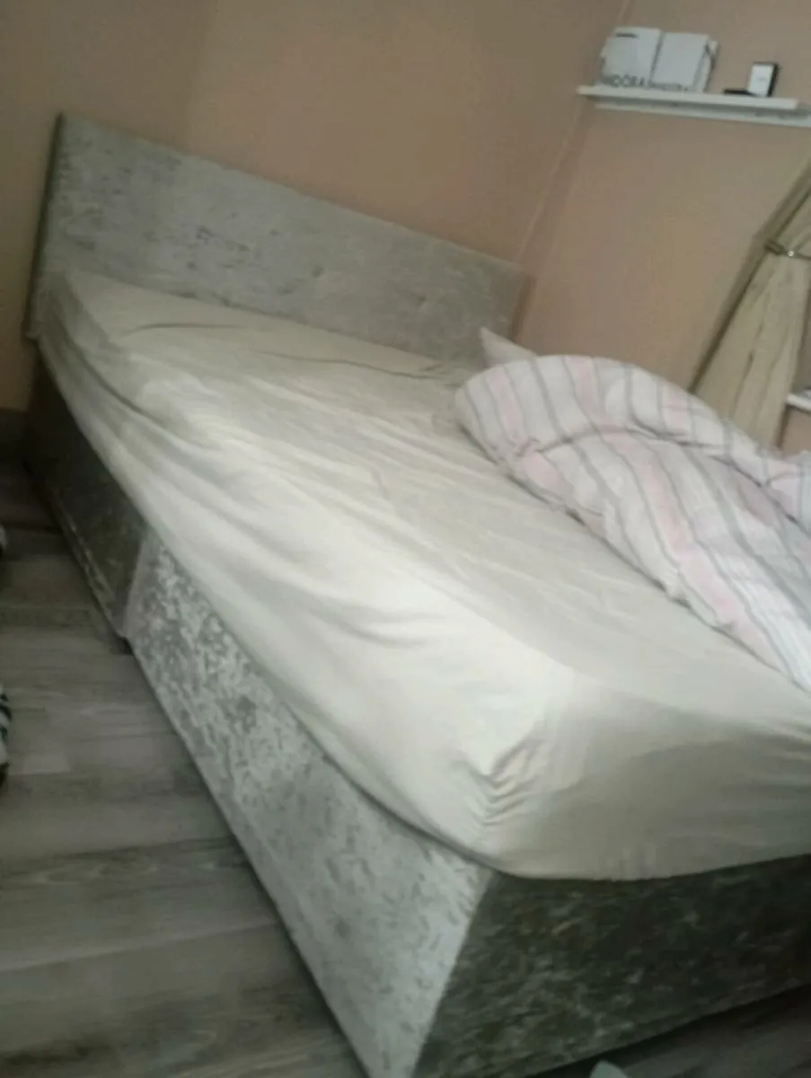 4ft double crushed velvet bed - Image 4