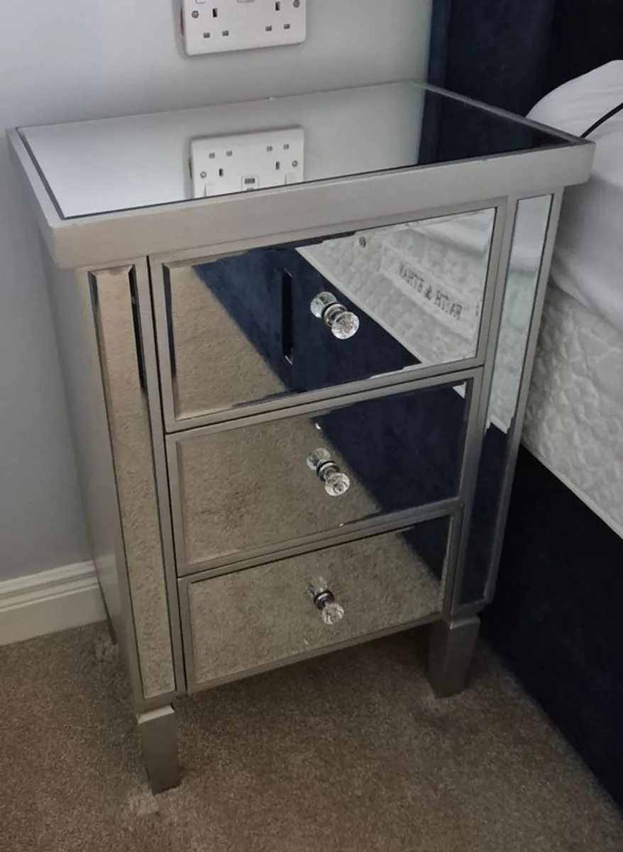 Bedside lockers (set of two) featuring three drawers in each - Image 1