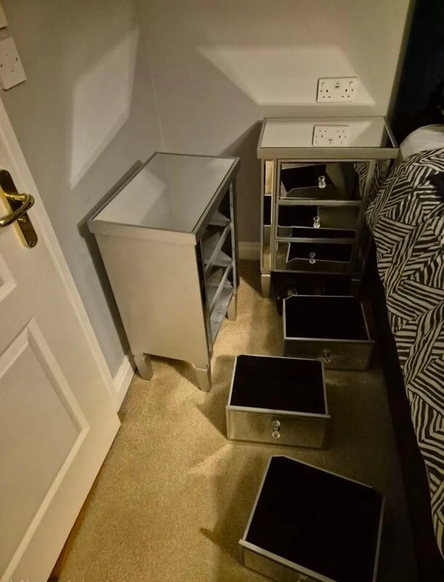 Bedside lockers (set of two) featuring three drawers in each - Image 2