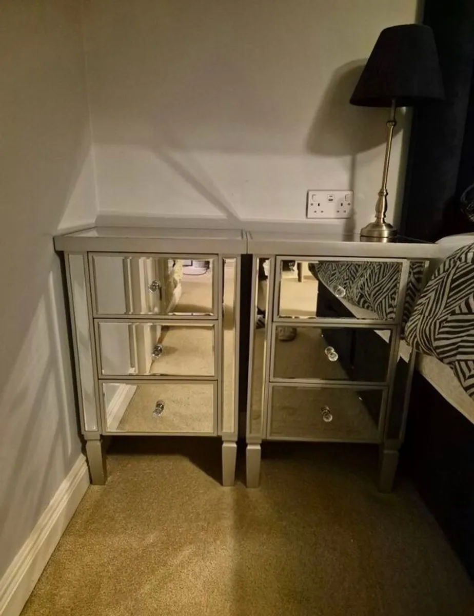 Bedside lockers (set of two) featuring three drawers in each - Image 3