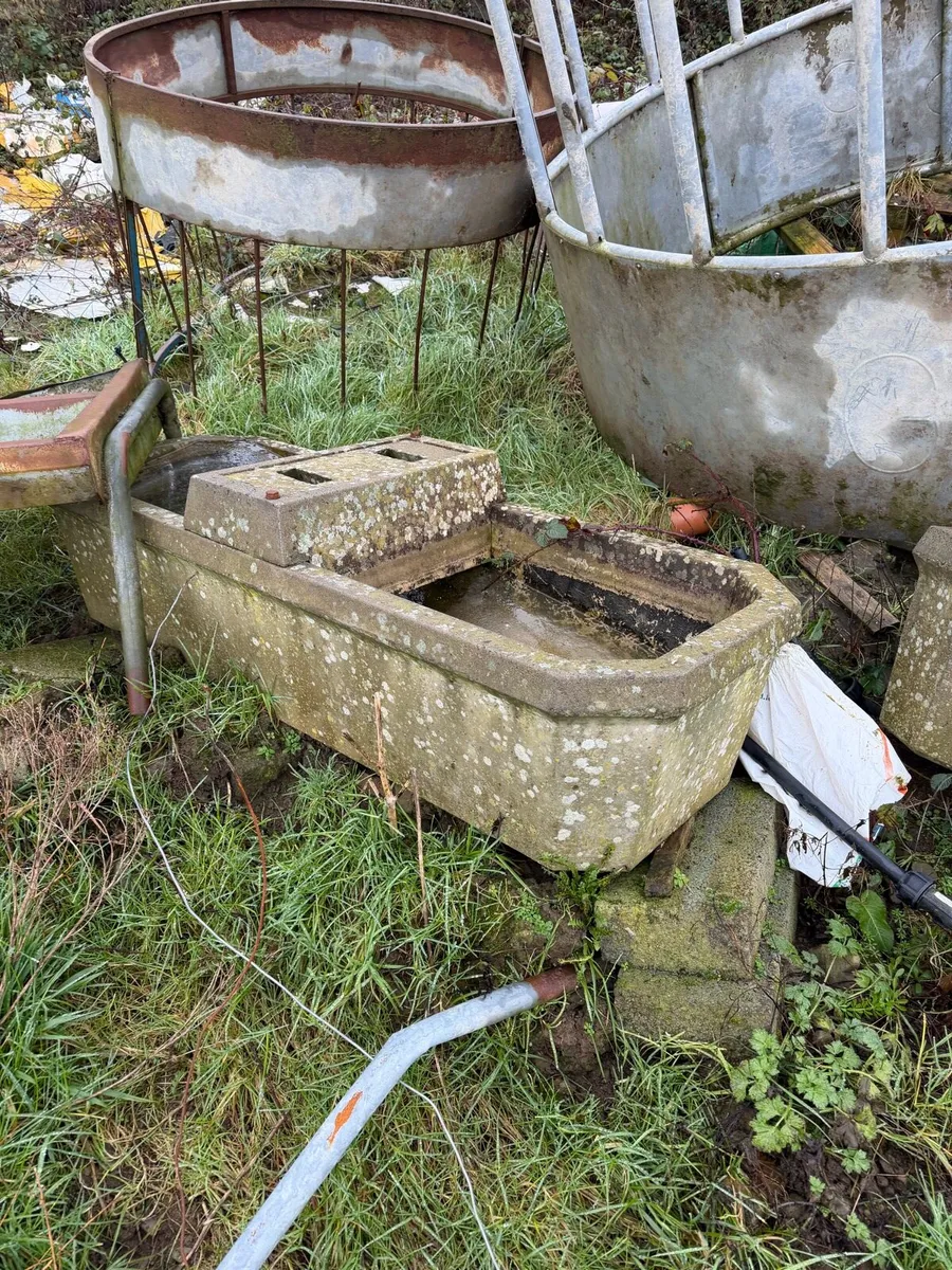 Round feeders and gates and concrete drinkers - Image 3
