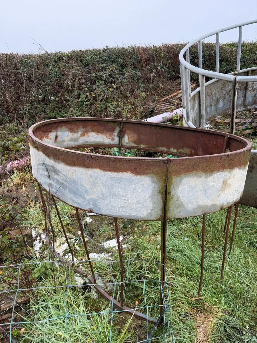 Round feeders and gates and concrete drinkers - Image 4