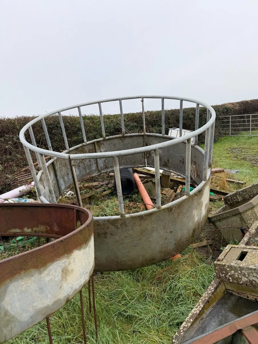 Round feeders and gates and concrete drinkers - Image 1