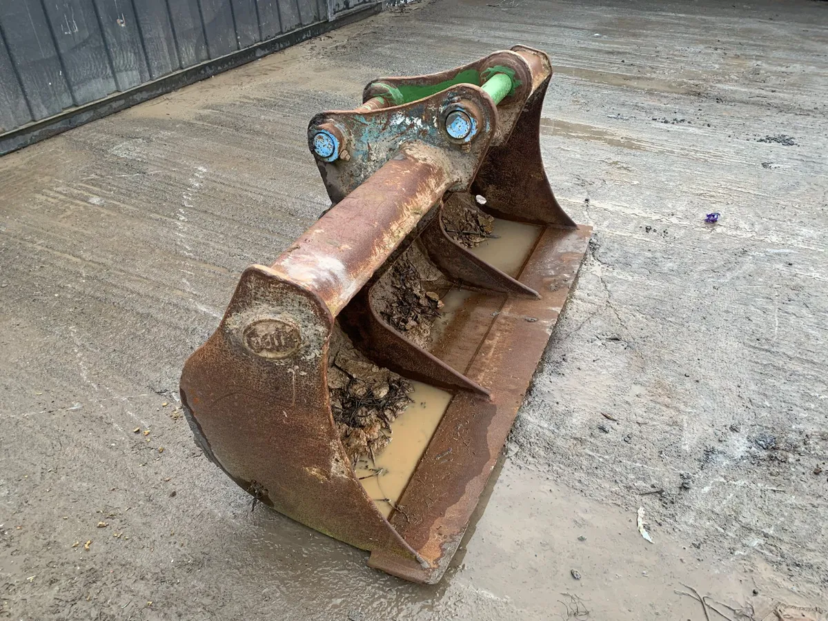 6FT Digger Bucket – 65mm Pins | 420mm Centres - Image 1