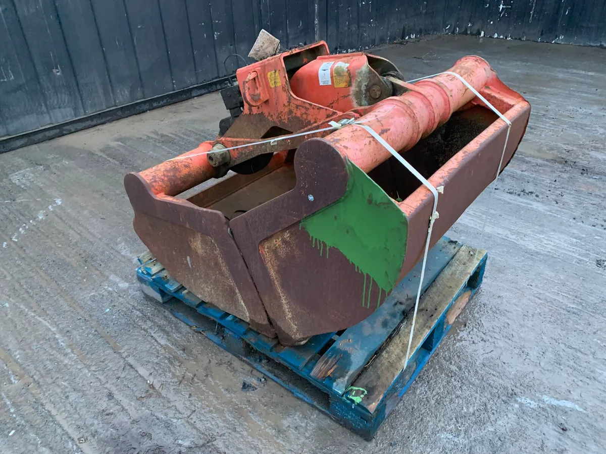 Hydraulic Clamshell Bucket - Image 1