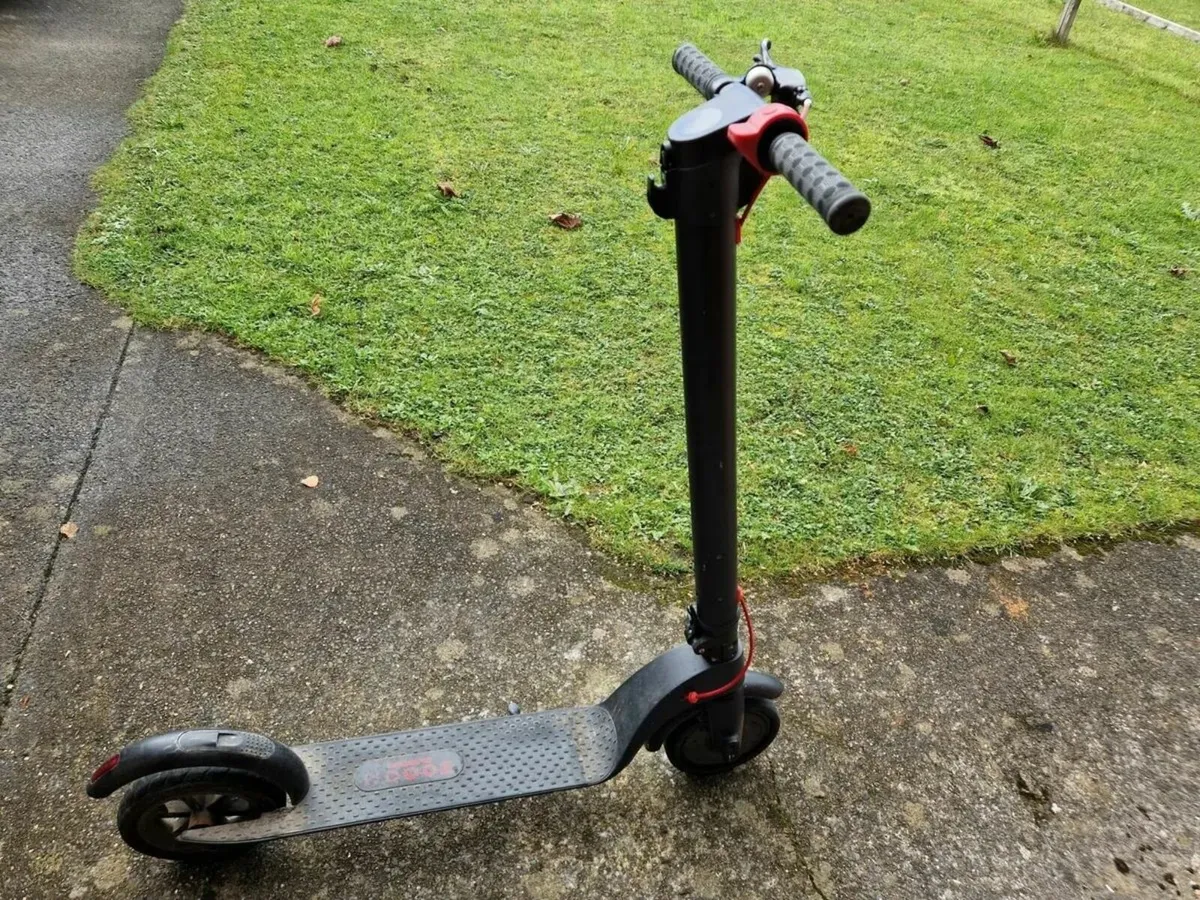 Electric Scooter, charger missing, it is charged - Image 1